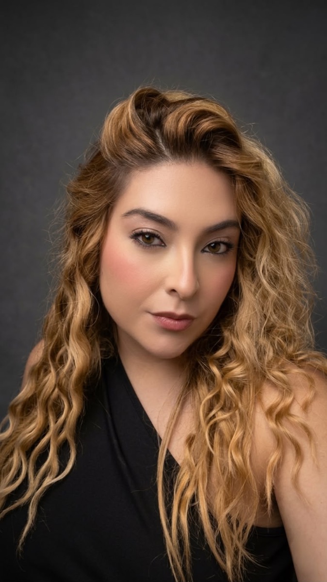 Retrato de estudio de Andrea Ortega con top negro.